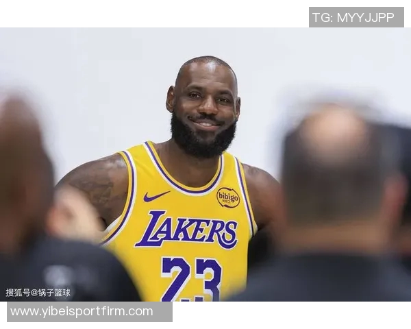 亚当斯边叫疼边偷瞄镜头ESPN配詹姆斯搞笑表情引发热议